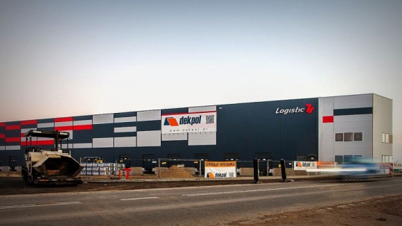 Dekpol wybudował centrum logistyczne dla 7R Logistic BIZNES, Firma - Dekpol SA zakończył budowę centrum logistycznego o powierzchni 13,2 tys. m2 w miejscowości Kokotów pod Krakowem.