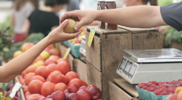 Skuteczny handlowiec lubi swoich klientów BIZNES, Firma - To, czy klient dokona konkretnego zakupu, zależy zarówno od jego potrzeb, jak i od tego, czy handlowiec wzbudzi jego zaufanie, a kontakt z nim okaże się przyjemny.