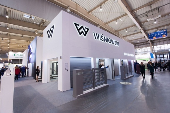 WIŚNIOWSKI zaskoczył na Targach BUDMA BIZNES, Firma - Ponad 500 m2 ekspozycji, tysiące odwiedzających, trzy złote medale za innowacyjność i setki owocnych rozmów o rozwoju polskiej branży budowlanej. Tak tegoroczne targi BUDMA podsumować może marka WIŚNIOWSKI, która w halach MTP wywołała nie lada poruszenie…
