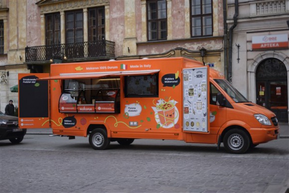 Makarunowy food truck przygotowany na oblężenie BIZNES, Firma - Już jest! Na ulice właśnie wyjechał mercedes wśród food trucków, serwujący makarunowe przysmaki. Klienci z miast i miasteczek, do których dojedzie, będą mieli okazję spróbować spaghetti wyprodukowanego według włoskiej receptury, a inwestorzy okazję na bardzo opłacalny biznes.