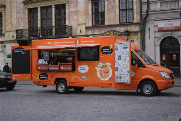 Makarunowy food truck przygotowany na oblężenie BIZNES, Firma - Już jest! Na ulice właśnie wyjechał mercedes wśród food trucków, serwujący makarunowe przysmaki. Klienci z miast i miasteczek, do których dojedzie, będą mieli okazję spróbować spaghetti wyprodukowanego według włoskiej receptury, a inwestorzy okazję na bardzo opłacalny biznes.