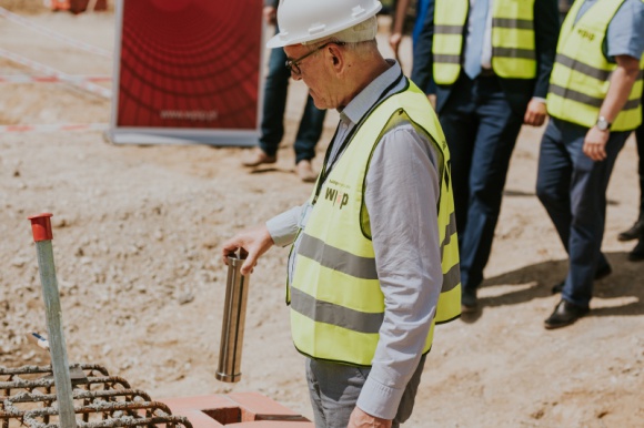 Wmurowanie kamienia węgielnego pod nowy zakład i centrum logistyczne firmy TECE BIZNES, Firma - 20 czerwca w Pęczu k. Strzelina odbyła się uroczystość wmurowania kamienia węgielnego pod nową inwestycję TECE – zakład produkcyjny i centrum dystrybucji. Wydarzeniu towarzyszyło podpisanie aktu erekcyjnego, czyli oficjalnego dokumentu rozpoczynającego budowę obiektu.