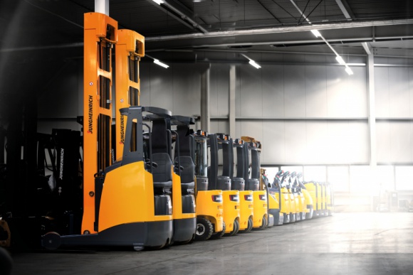 Ekologia i ekonomia - remanufacturing używanych wózków widłowych Jungheinrich BIZNES, Firma - Firma Jungheinrich jako kompleksowy dostawca usług z zakresu logistyki wewnątrzmagazynowej oferuje bogate portfolio regałów magazynowych, systemów logistycznych i wózków widłowych - obok nowych modeli producent proponuje klientom używane pojazdy JUNGSTARS,